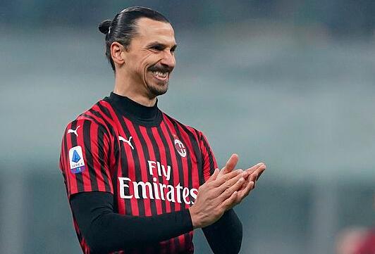 詹皇赛场怒瞪队友！连东契奇都难承受的表情，顿时惹争议